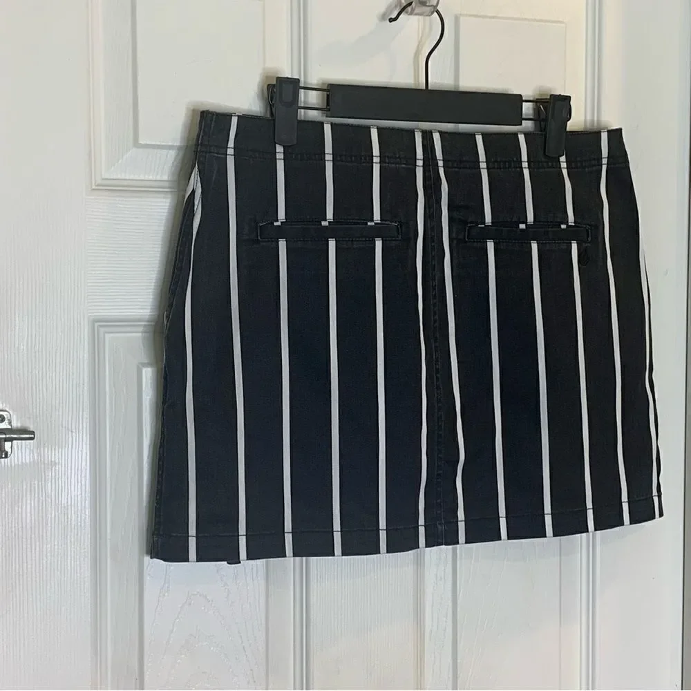 VOLCOM: The Frochickie Skirt Size Medium